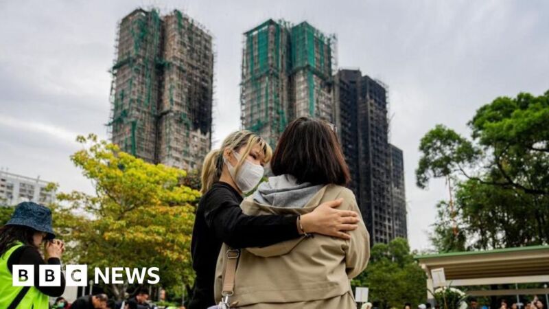 Image for the Tweet beginning: Hong Kong orders removal of